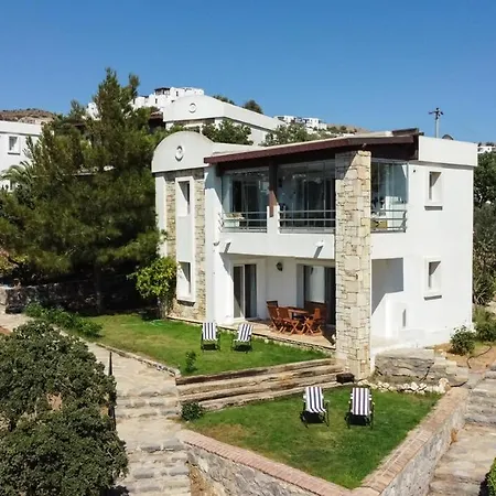 2 Bedroom House With A Fantastic View Of Gmlk 아파트