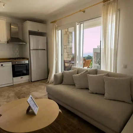 2 Bedroom House With A Fantastic View Of Gmlk דירה *