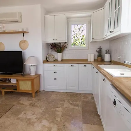 2 Bedroom House With A Fantastic View Of Gmlk בודרום